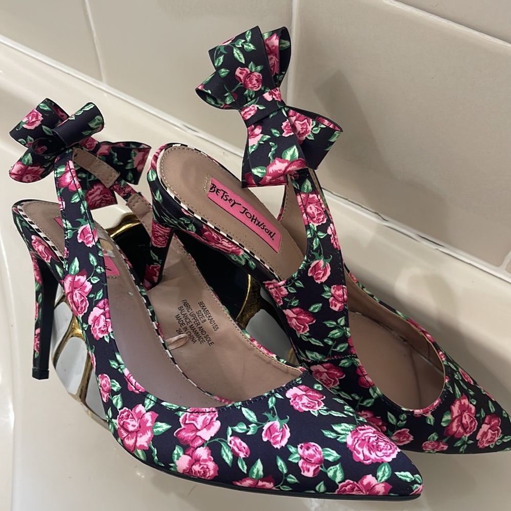Host Pick๐๐๐Gorgeous pink roses Betsy Johnson heels ๐ธ๐ธby viviglam ๐ท - Picture 2 of 11